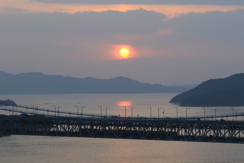 夕日と電車と大橋と