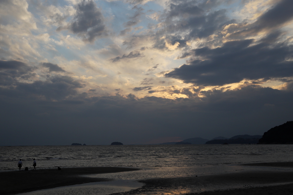 雲に邪魔された夕方
