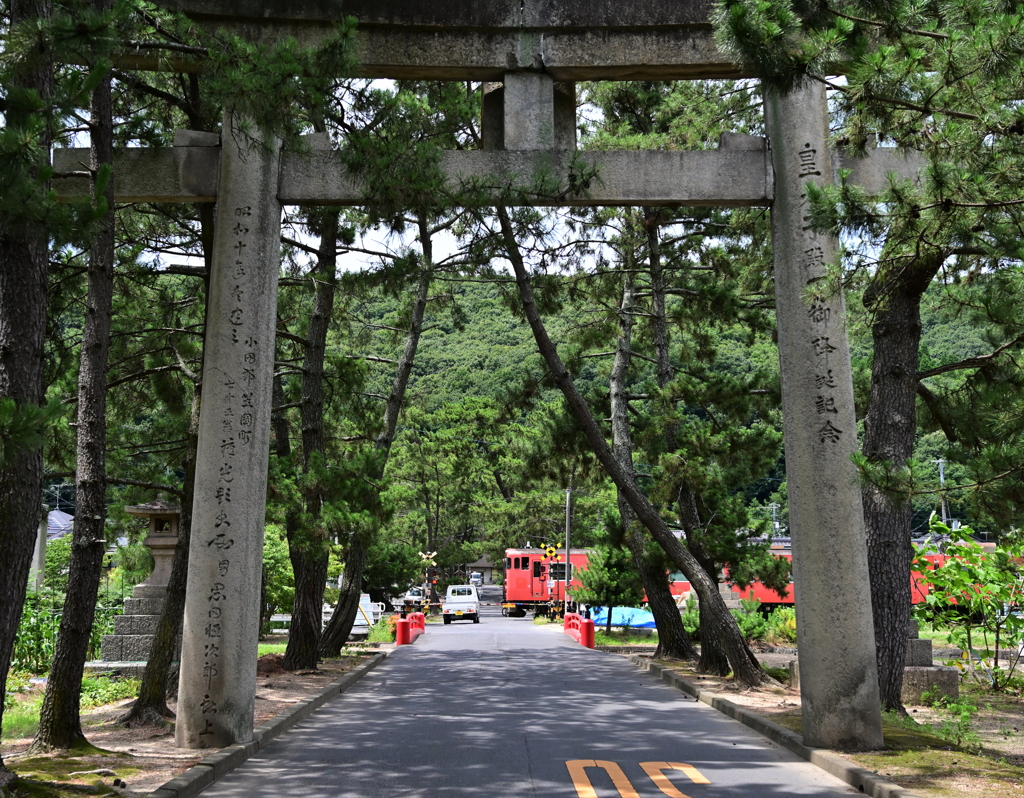 鳥居と列車と軽トラ