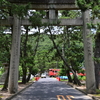 鳥居と列車と軽トラ