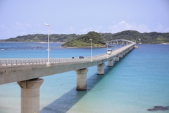 透き通る海と角島大橋