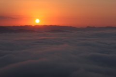 立ち込める雲海と朝日