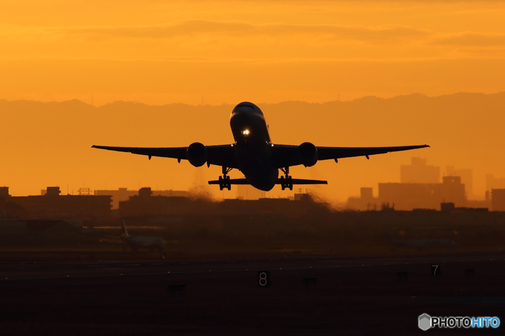 B777羽田に向けてテイクオフ