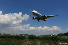 夏空と飛行機（ボーイング777-200）