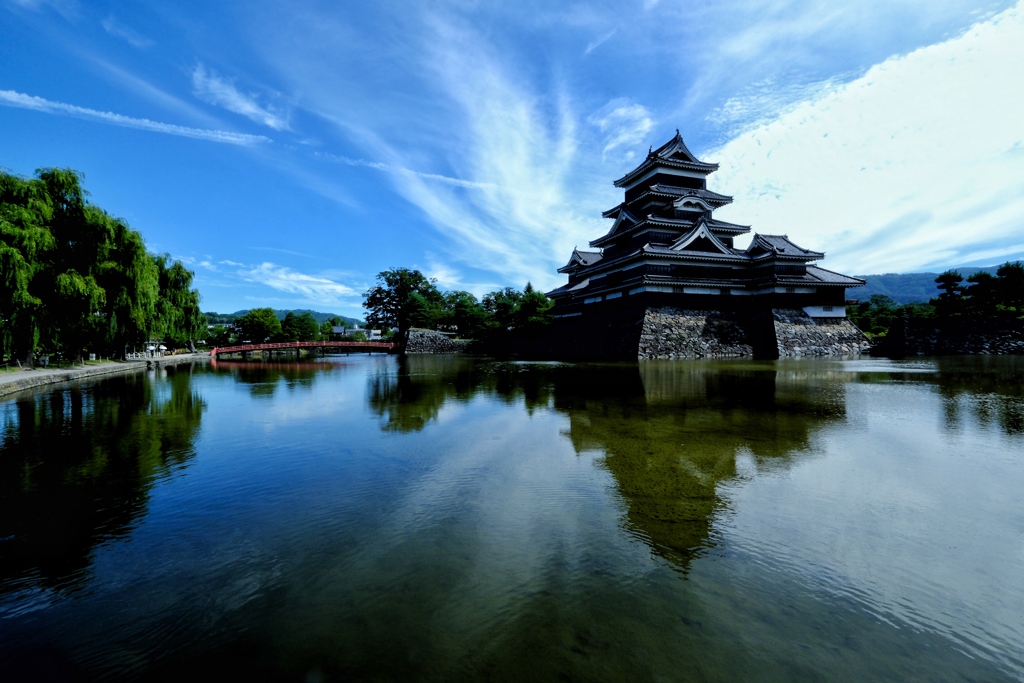 夏雲纏う