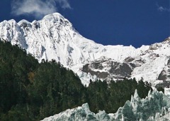 ―未踏峰の神々の山―梅里雪山（主峰カワカブ6,740m）