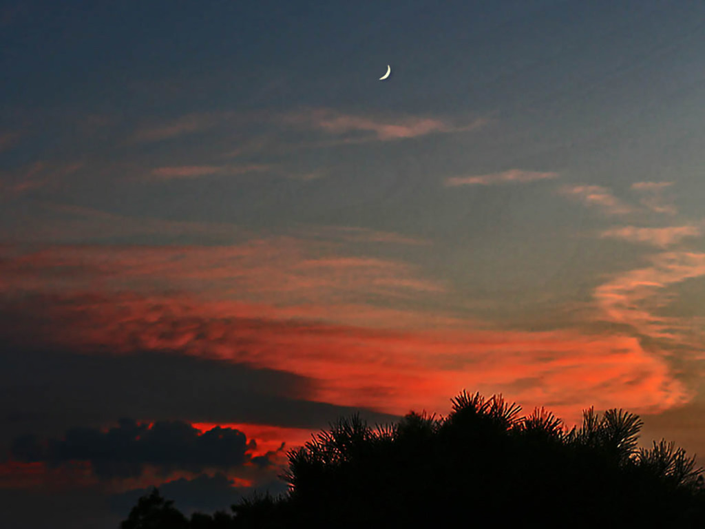 夕暮れの新月