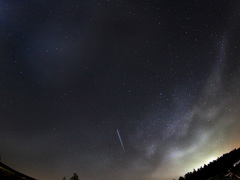 春の大三角に突入する流れ星