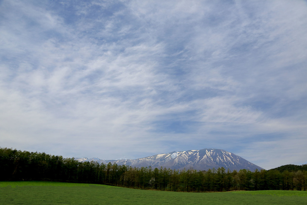 春の岩手山