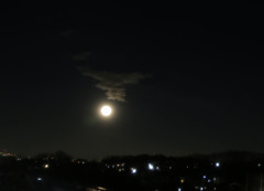 満月昇りくる
