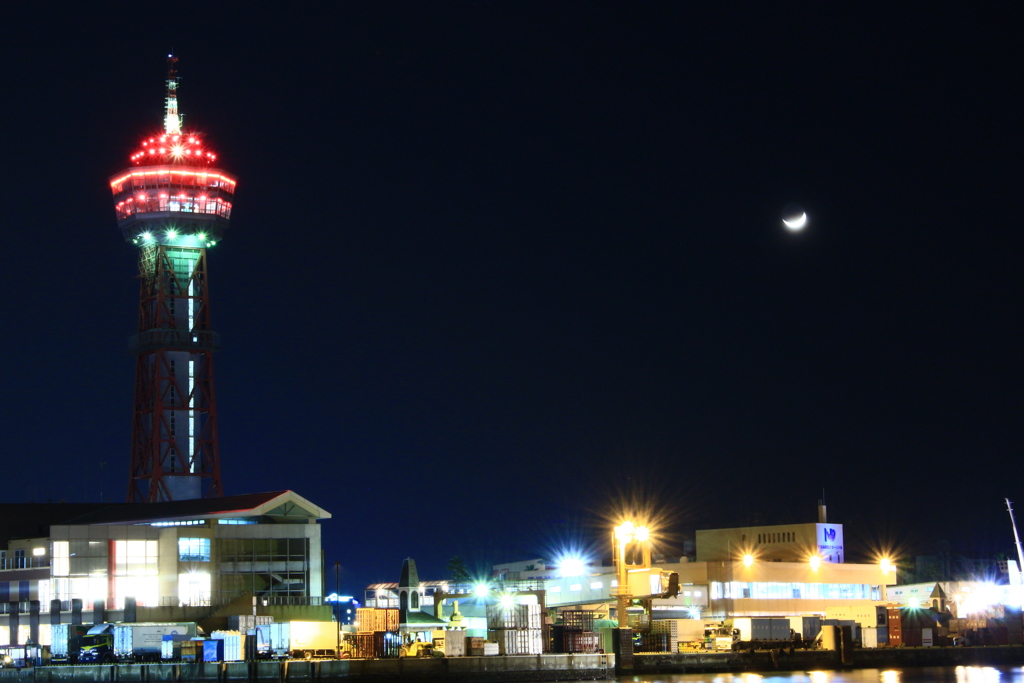 博多埠頭と月のある夜景