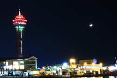 博多埠頭と月のある夜景