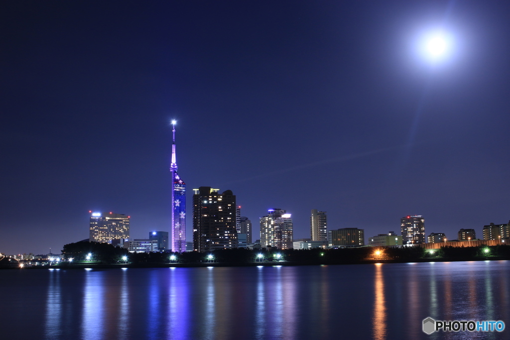 福岡タワーと月のある夜景