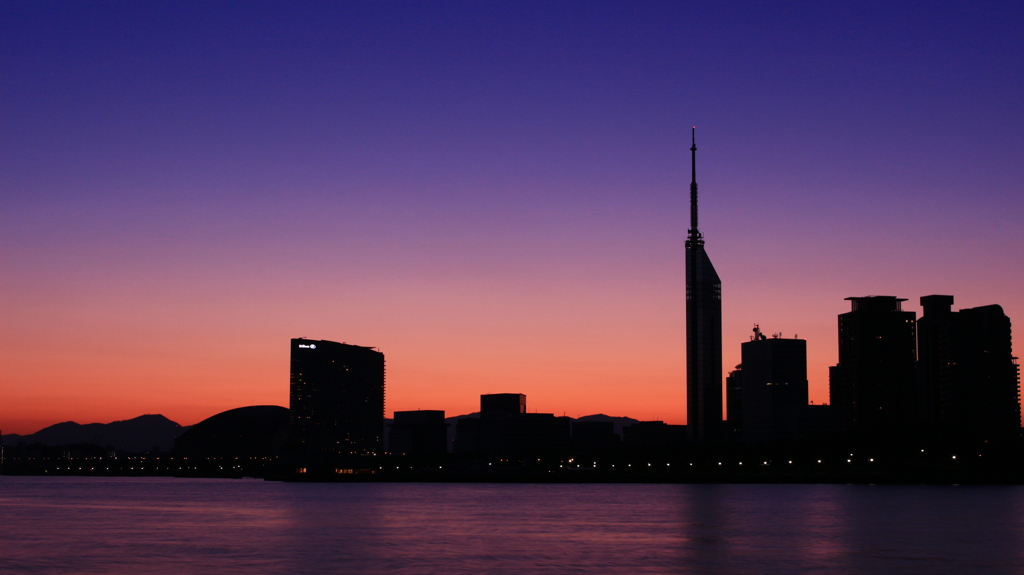 福岡タワー  もうすぐ夜明け