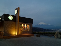 夕暮れのスターバックスと富士山