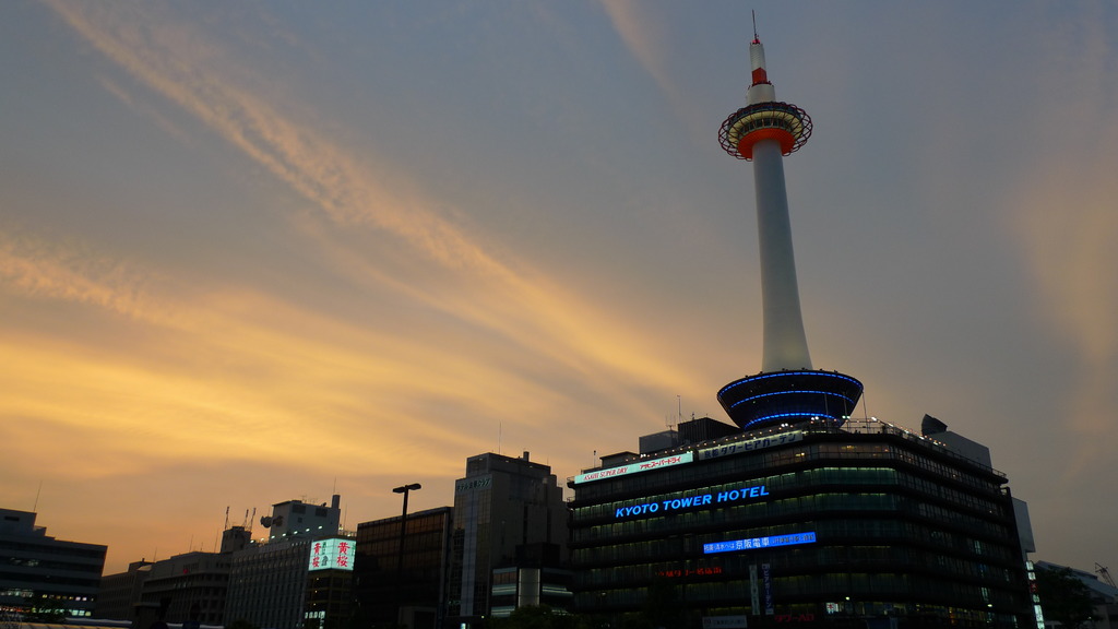 夕暮れの京都タワー