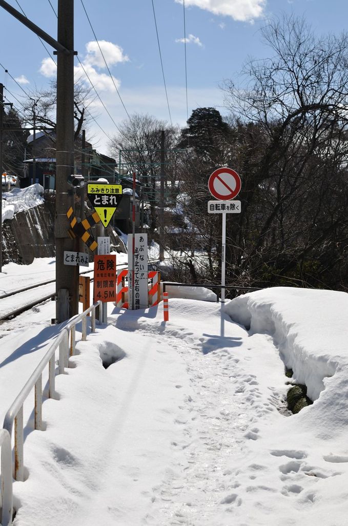 雪、踏み切り