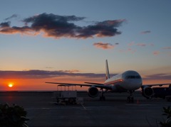 飛行機と夕陽
