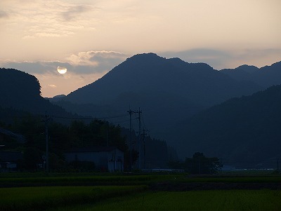 遠き山に日は落ちて