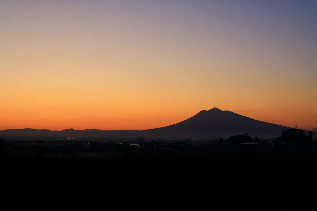 夕暮れの岩木山