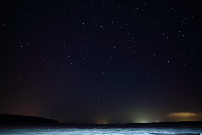 凍結した風連湖と星空