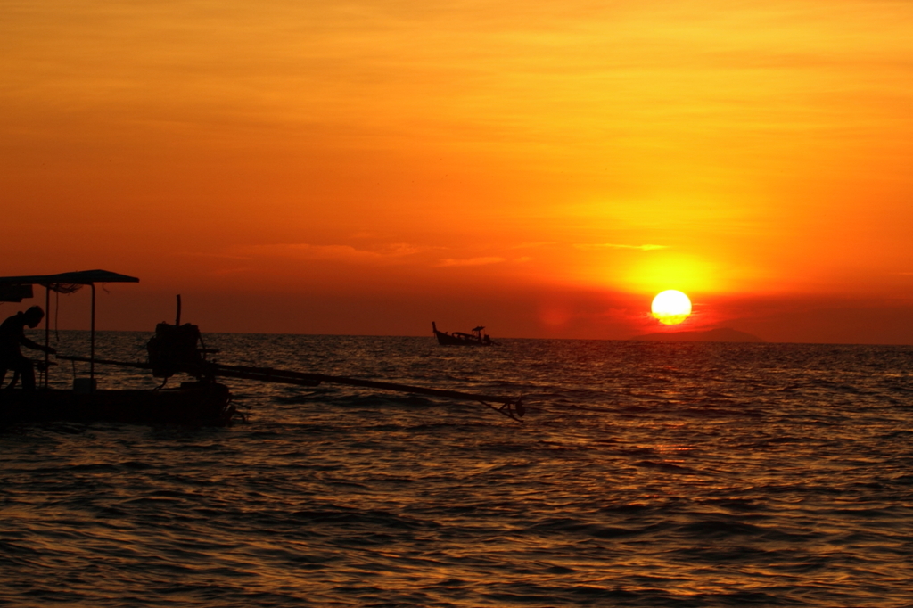 海の上で夕日