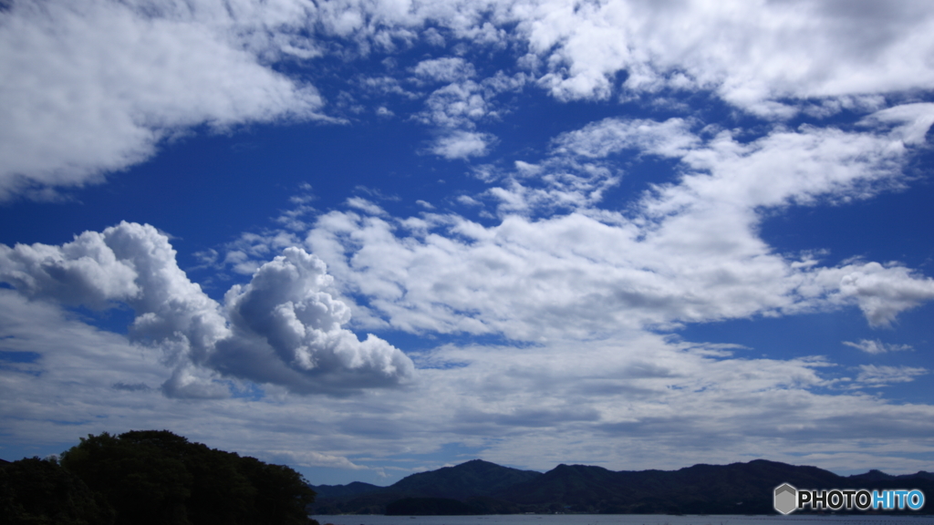 -青空と白い雲と海辺Ⅱ-