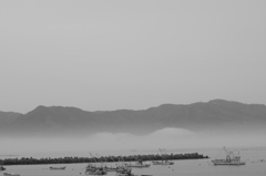 霧に包まれし漁港