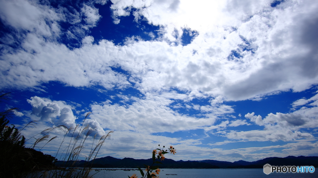 -青空と白い雲と海辺-