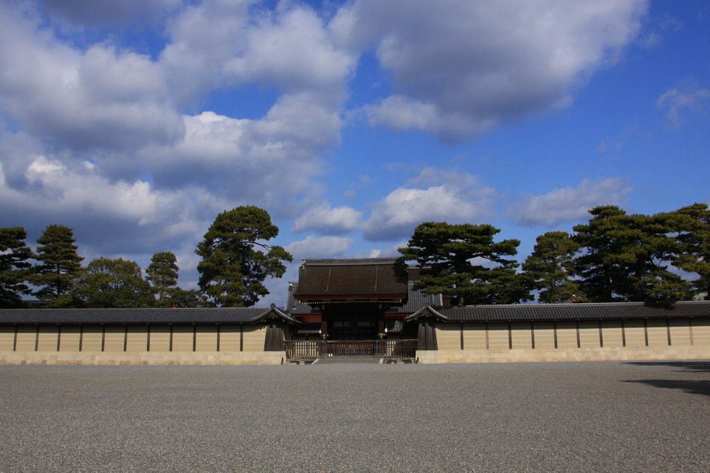 真冬の京都御所建礼門