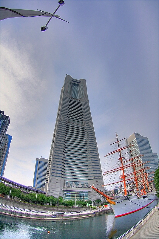 ランドマークタワーと日本丸