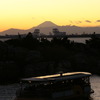 遠く眺める、夕暮れの富士