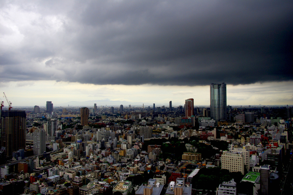 広い街の上に怪しげな雲