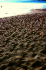 足跡いっぱい砂浜
