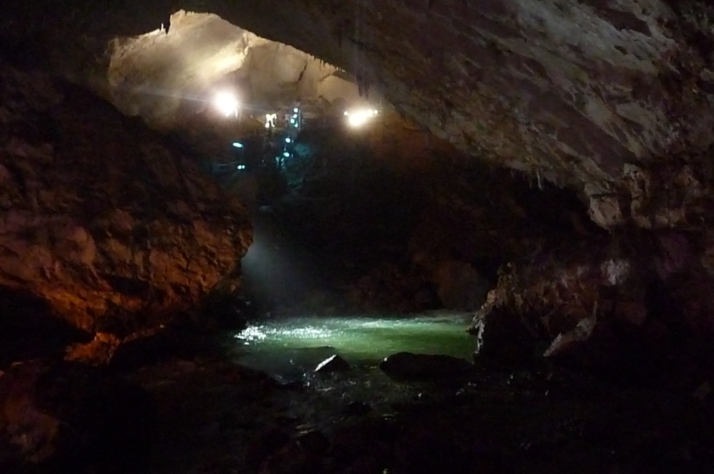 秋芳洞　光響ファンタジー　水と大地の神秘　洞内川