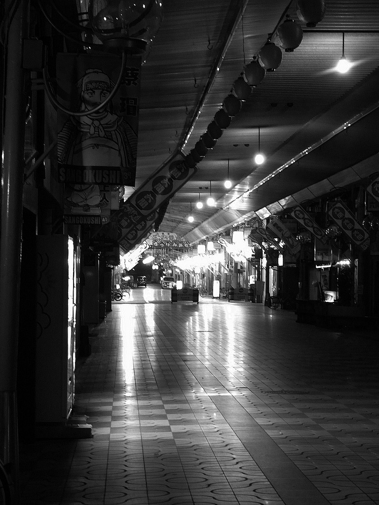 夜の六軒道商店街