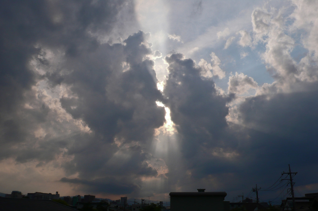 雲を割って