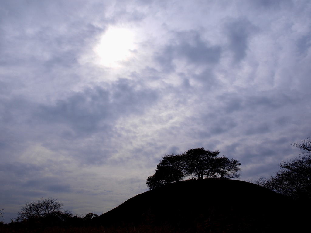 雲の隙間に差し込む光