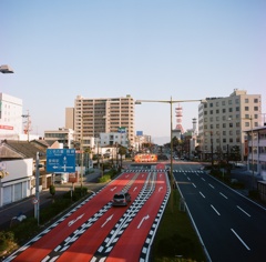 あかい電車と道路と塔