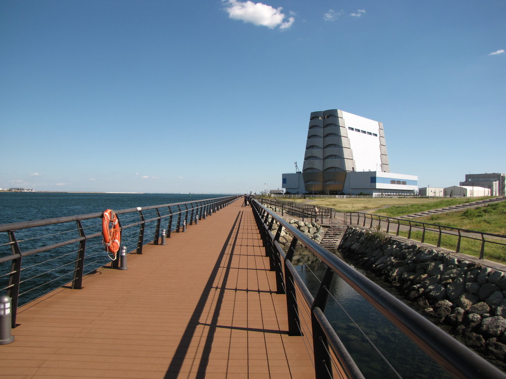 浮き輪と建物
