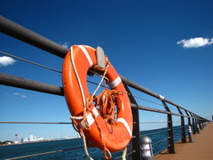 浮き輪と青い空