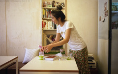 she ... cafe ...