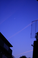 月と金星と飛行機雲