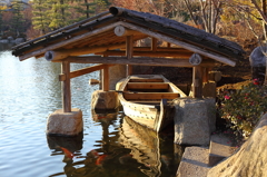 池と木造船