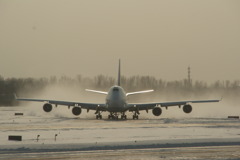 雪と黄砂の舞う、北京空港。