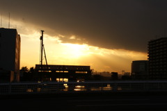 雲の切れ目から夕日