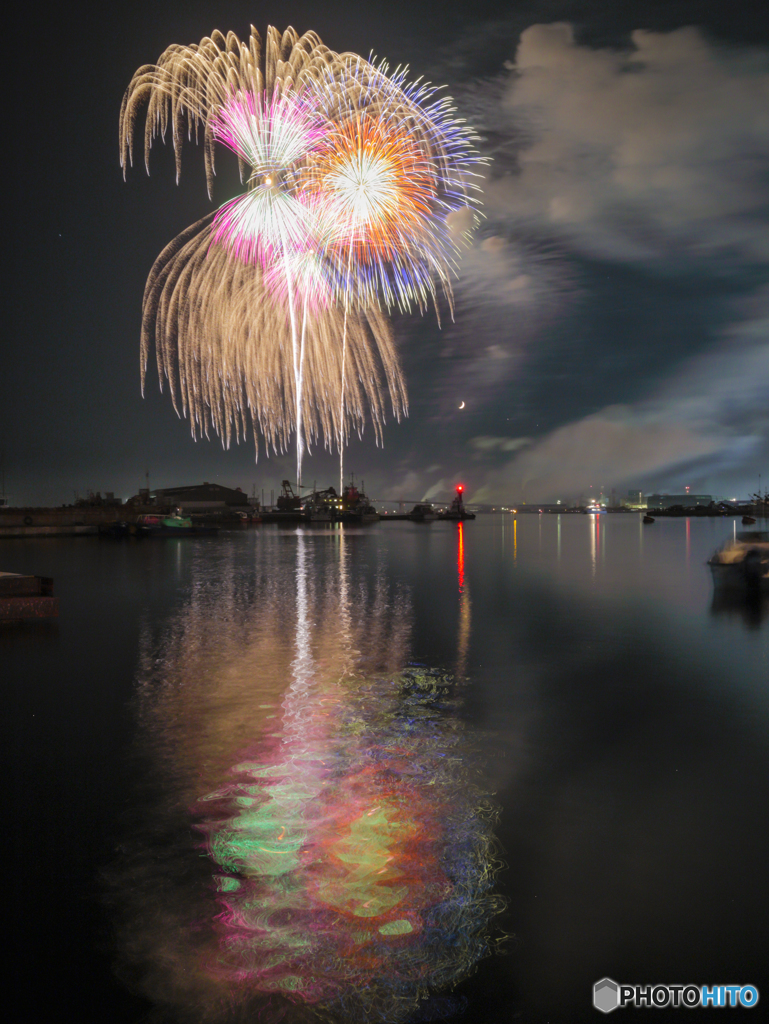 夏の夜空に咲きし花