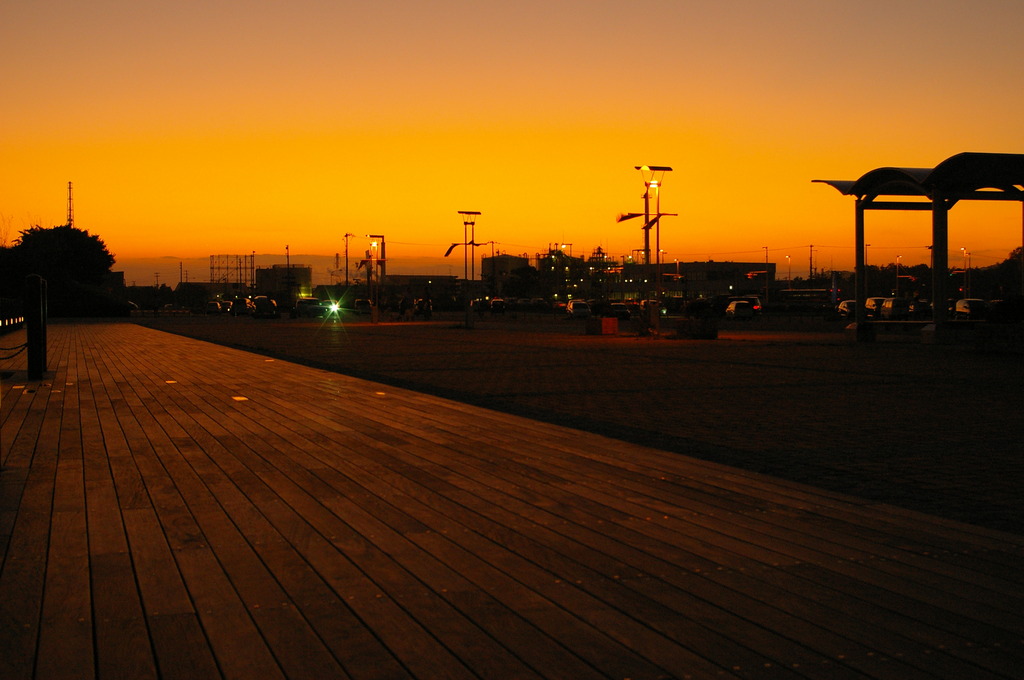ウッドデッキの夕暮れ