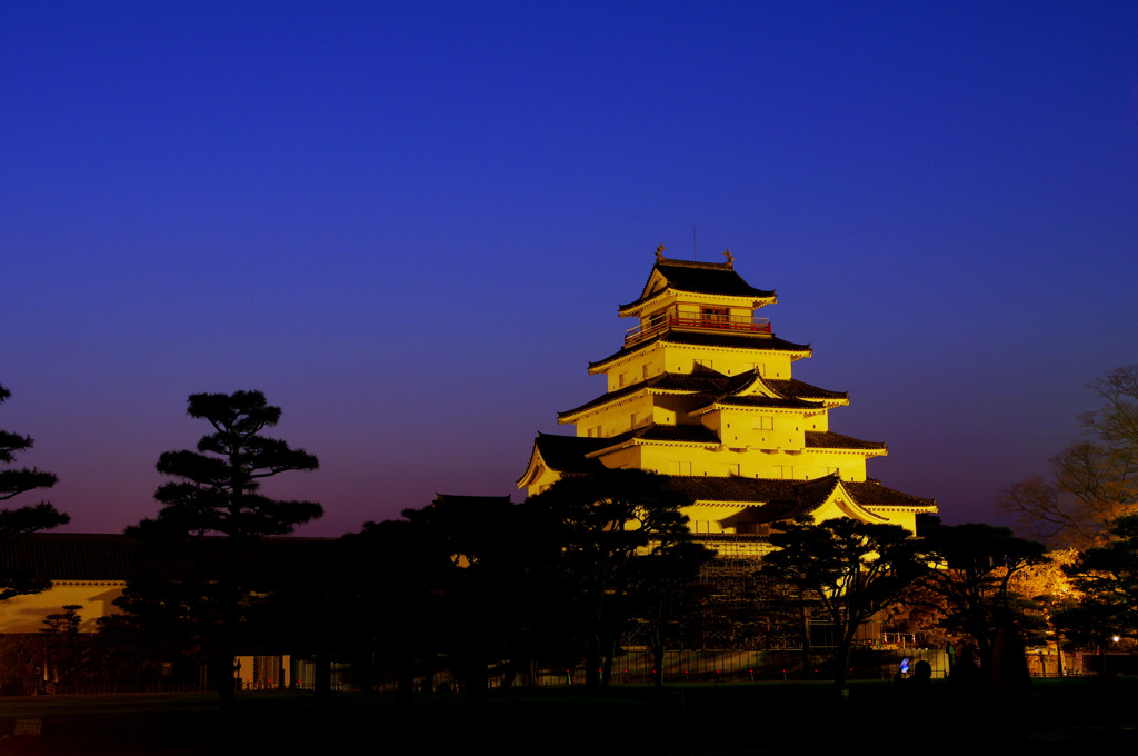 夕暮れに浮かぶ城