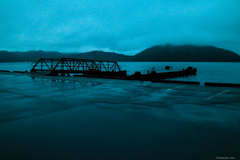 雨の湖畔